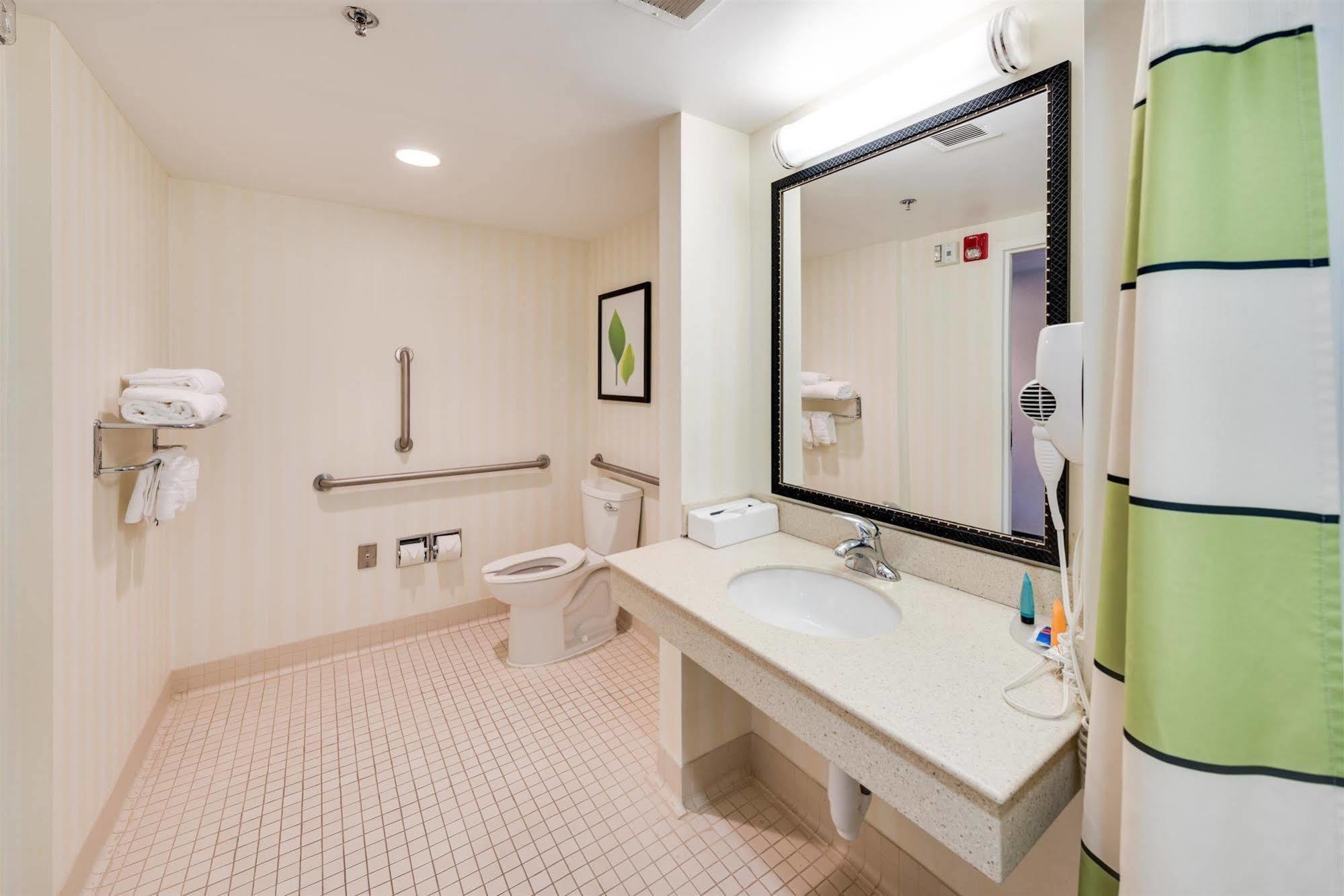 Hotel 6-milford, Ct 4*